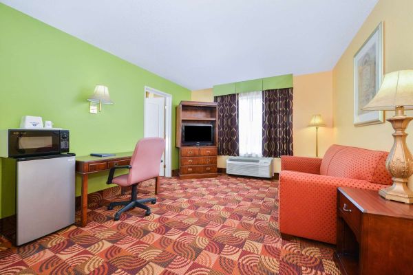 Hotel SUPER 8 BY WYNDHAM LAKE OF THE OZARKS (Eldon)